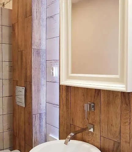 Music & And דירה קטוביץ